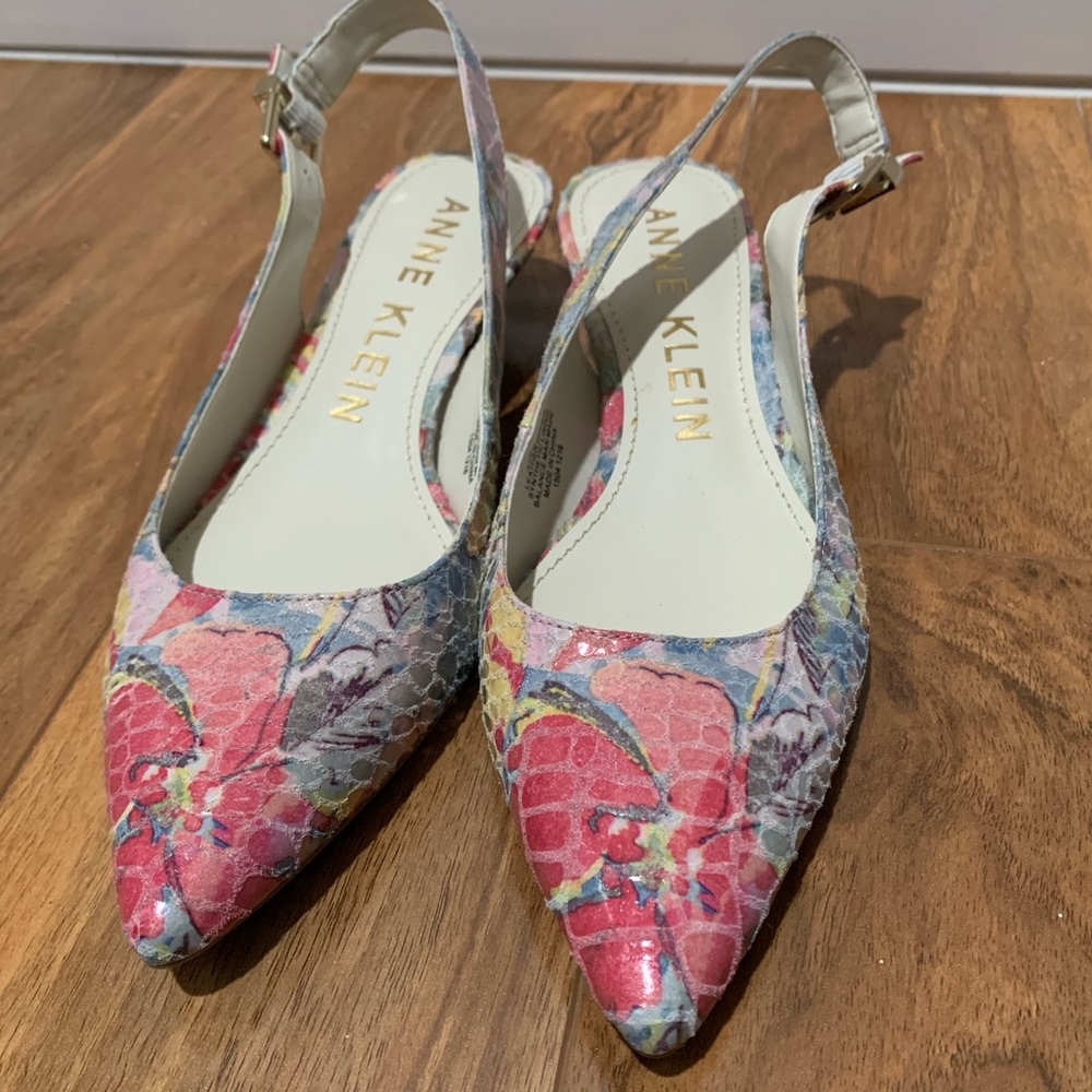 Anne Klein leather Kitten Heel size 6